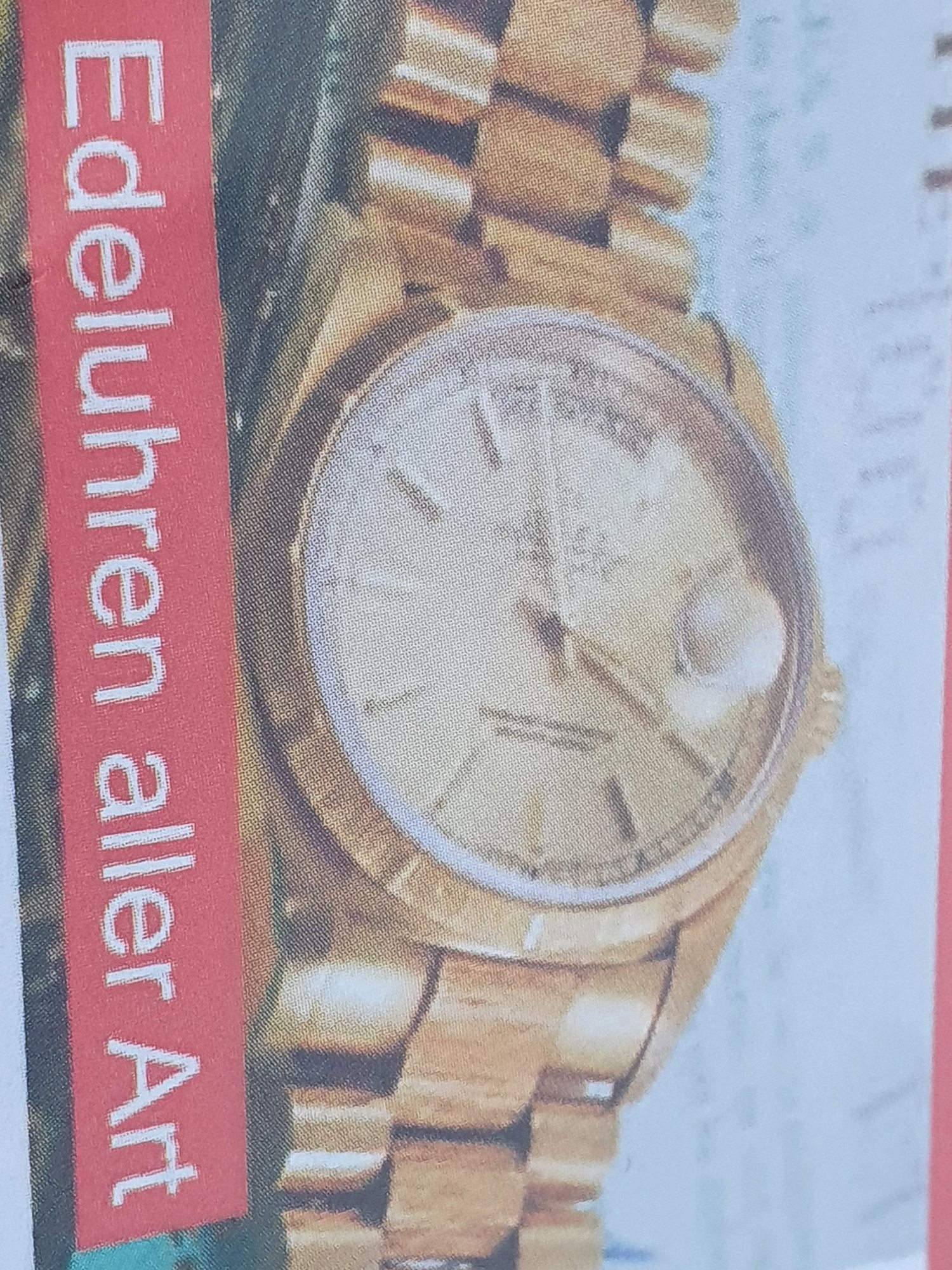 Goldene Armbanduhr und historische Uhren als hochwertiges Symbolbild